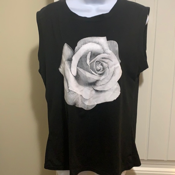 Tops - Black graphic sleeveless top